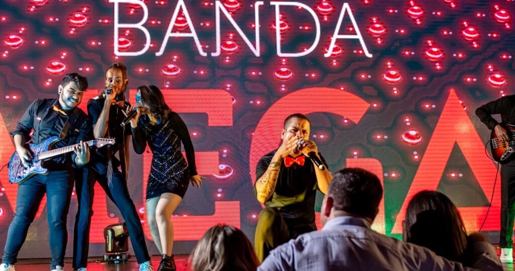 Banda ou Dj para casamento animando festa com pista cheia