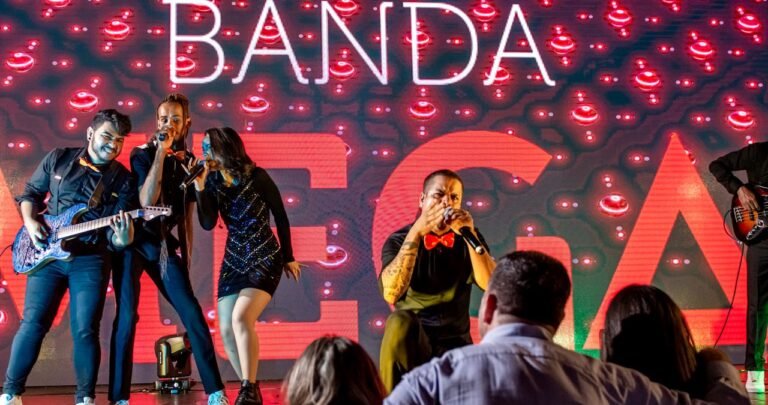 Banda ou Dj para casamento animando festa com pista cheia