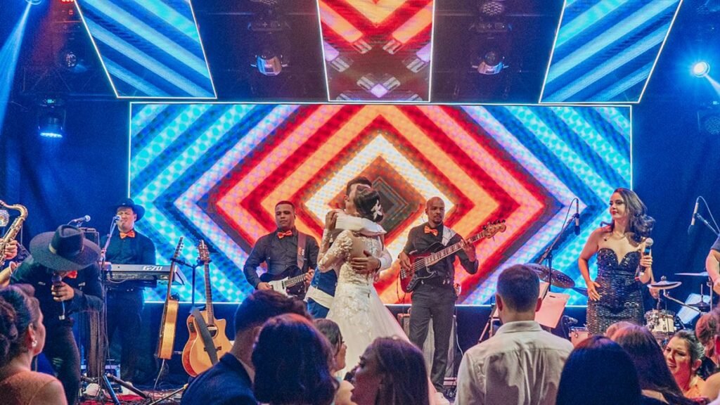 Convidados dançando ao som de músicas para festa de casamento