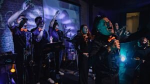 Casal organizando playlist para casamento