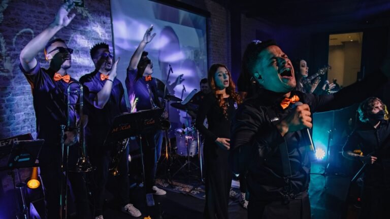 Casal organizando playlist para casamento