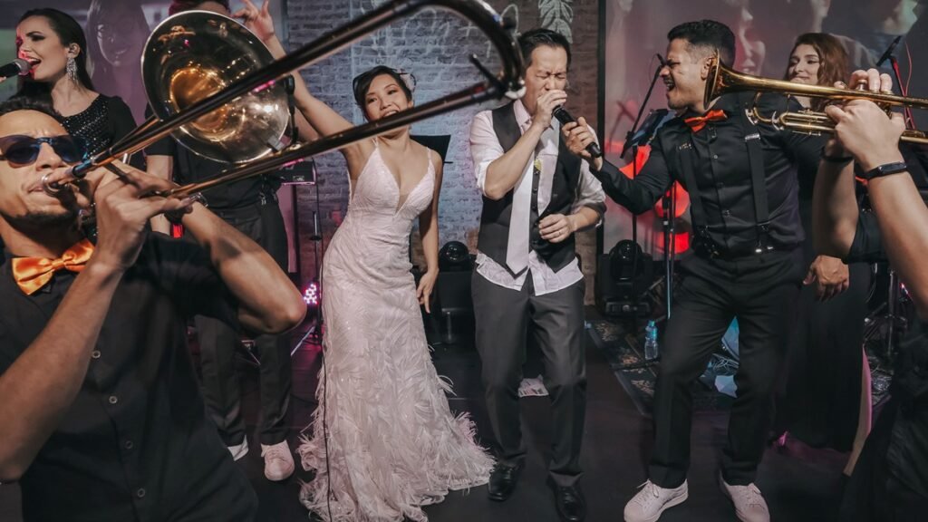 Banda para casamento animando pista de dança ao vivo