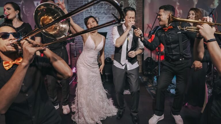 Banda para casamento animando pista de dança ao vivo